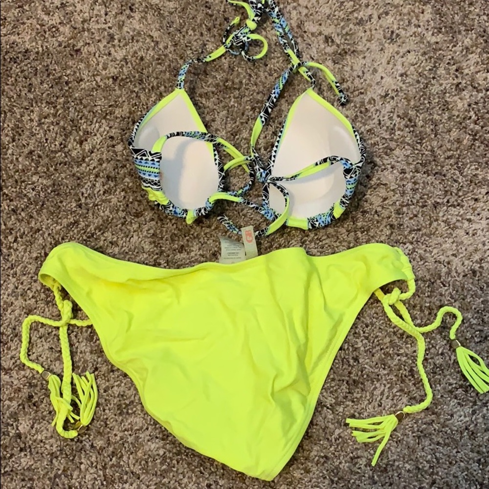 Bikini - Picture 2 of 3